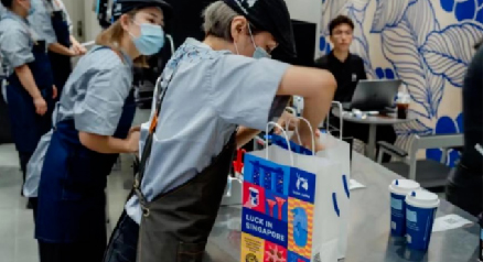 瑞幸咖啡新加坡两店齐开：排队15-30分钟、生椰拿铁点单率较高，迈出全球化的第一步