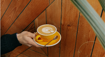 售价56元的拿铁配油条，潮牌咖啡懂早餐吗？